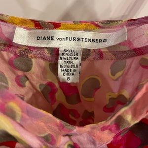 A Diane van Furstenberg top size 8 /91%silk 9%lycra trim 100%silk